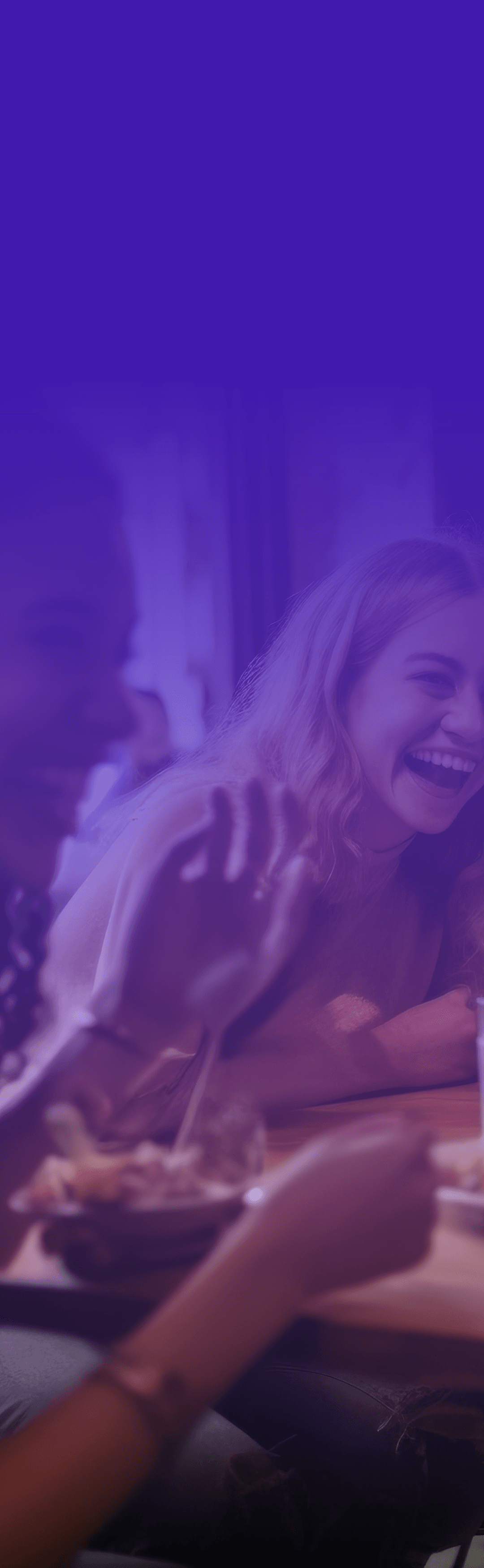 Imagem de pessoas socializando numa mesa.